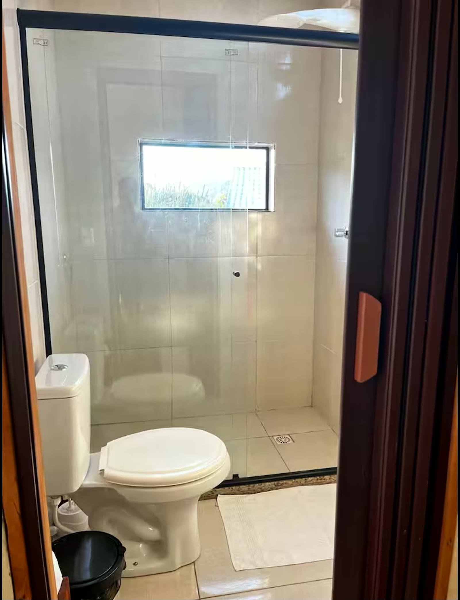 Banheiro do chalé 2 com box de vidro