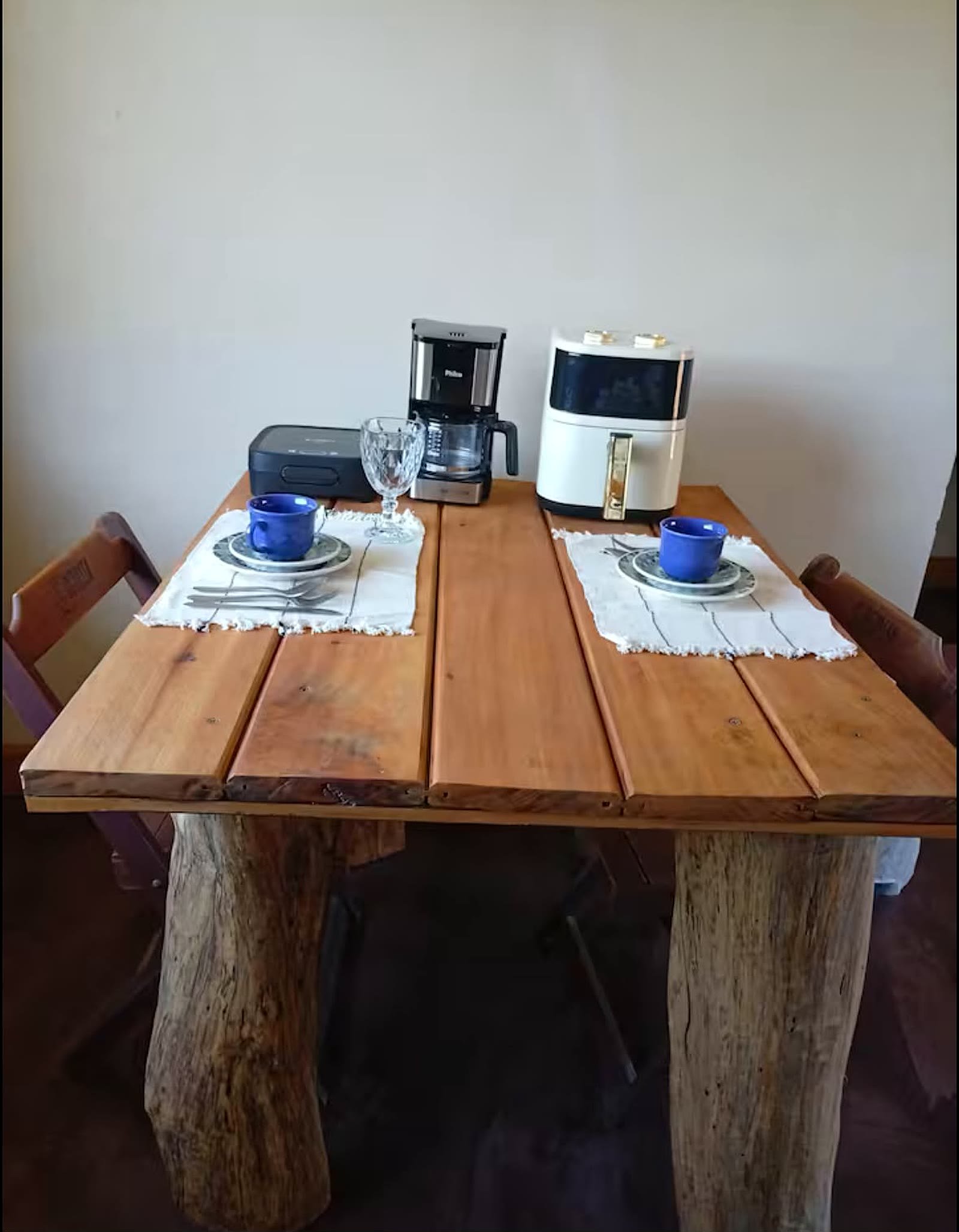 Mesa de tronco do chalé 3 posta para o café