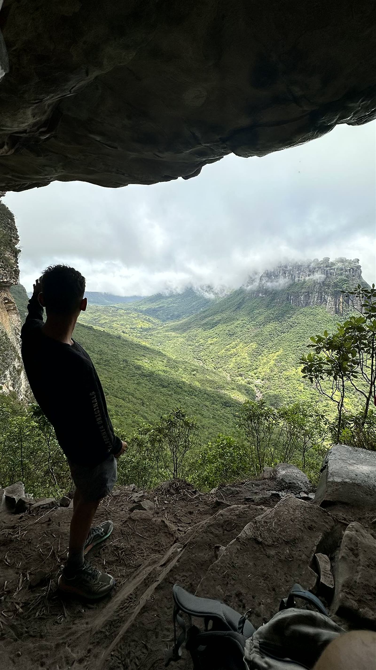 Gruta com vista para o vale